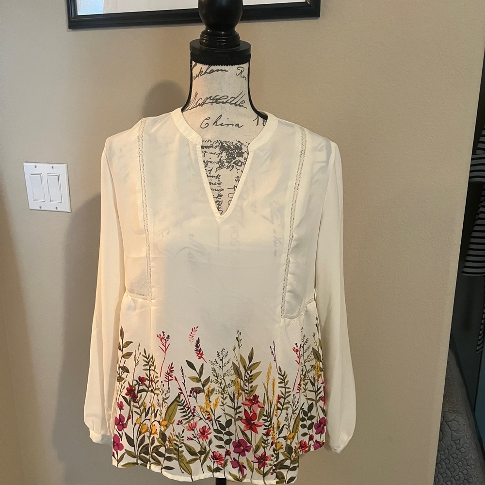 NWT Old Navy Cream Blouse with Floral Design Size Small